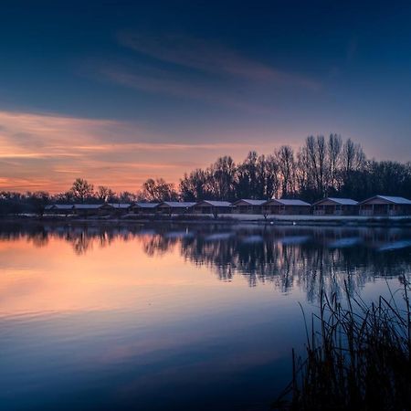 Lake Pochard Holiday Lodges South Cerney Exteriör bild