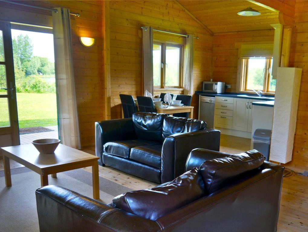 Lake Pochard Holiday Lodges South Cerney Rum bild
